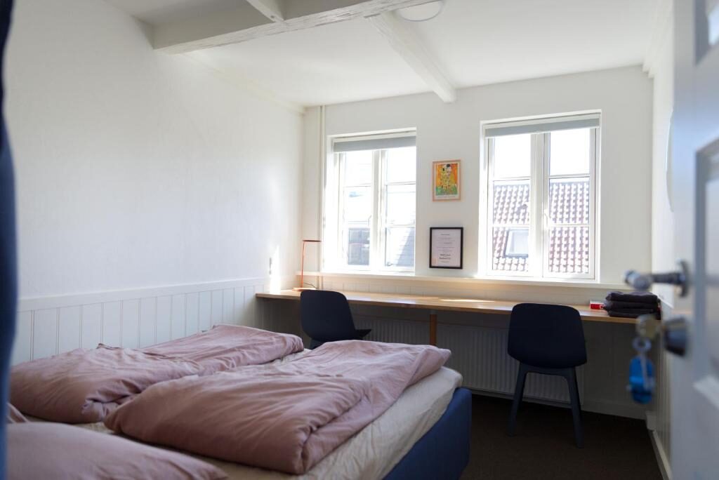 Double room with queen bed and writing desk